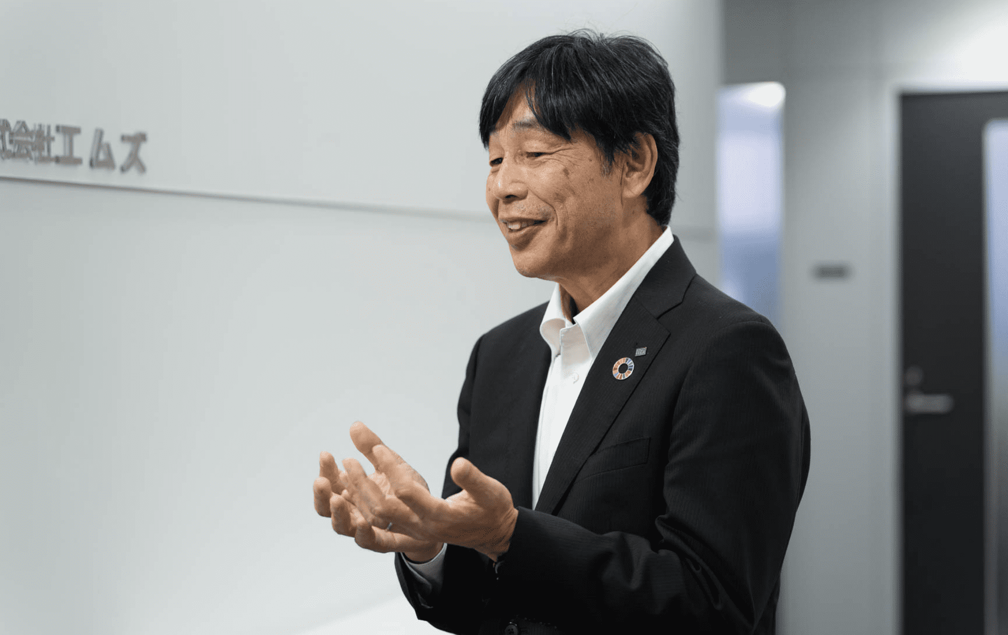 話している様子の代表取締役