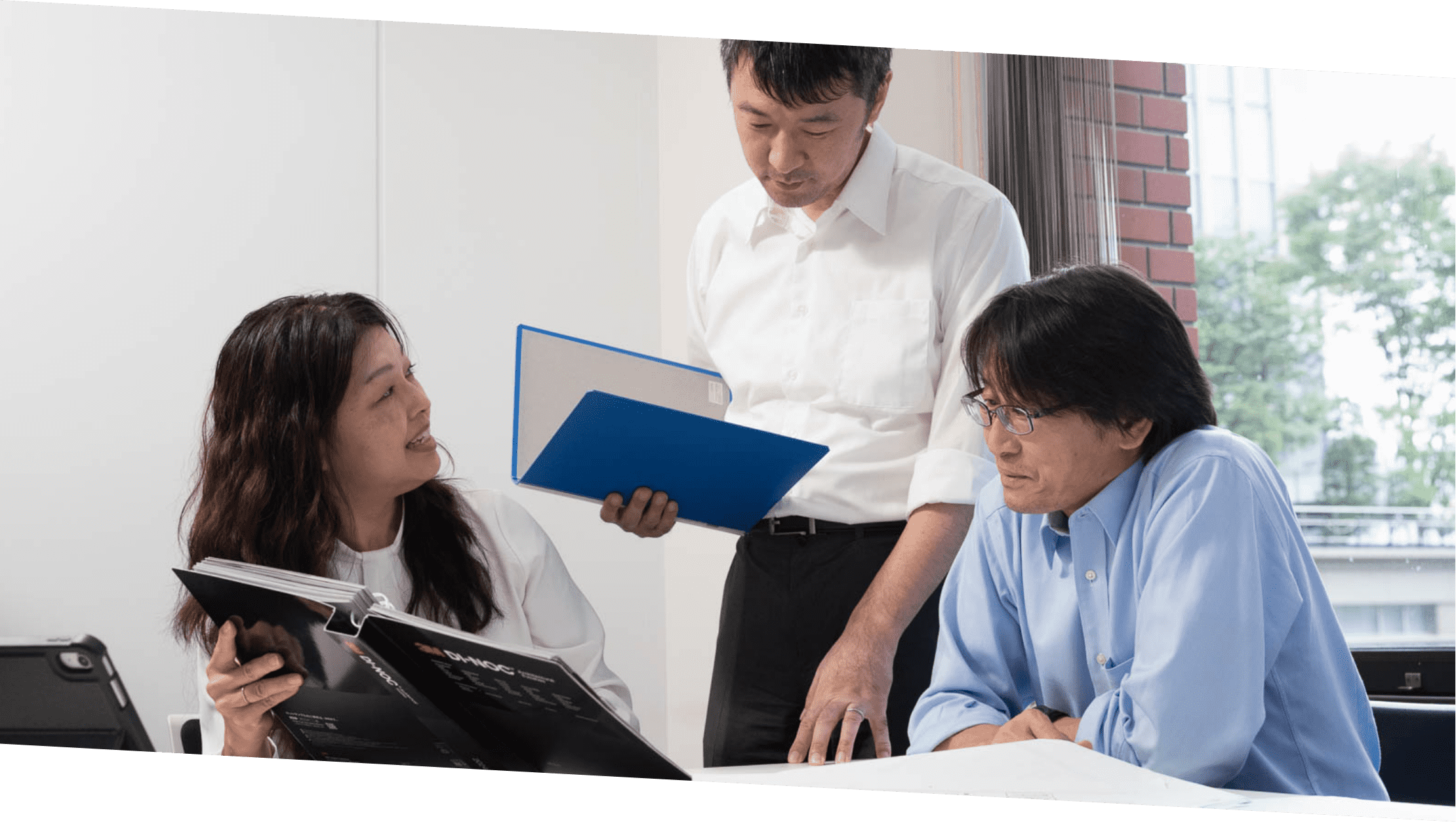 打ち合わせをする社員