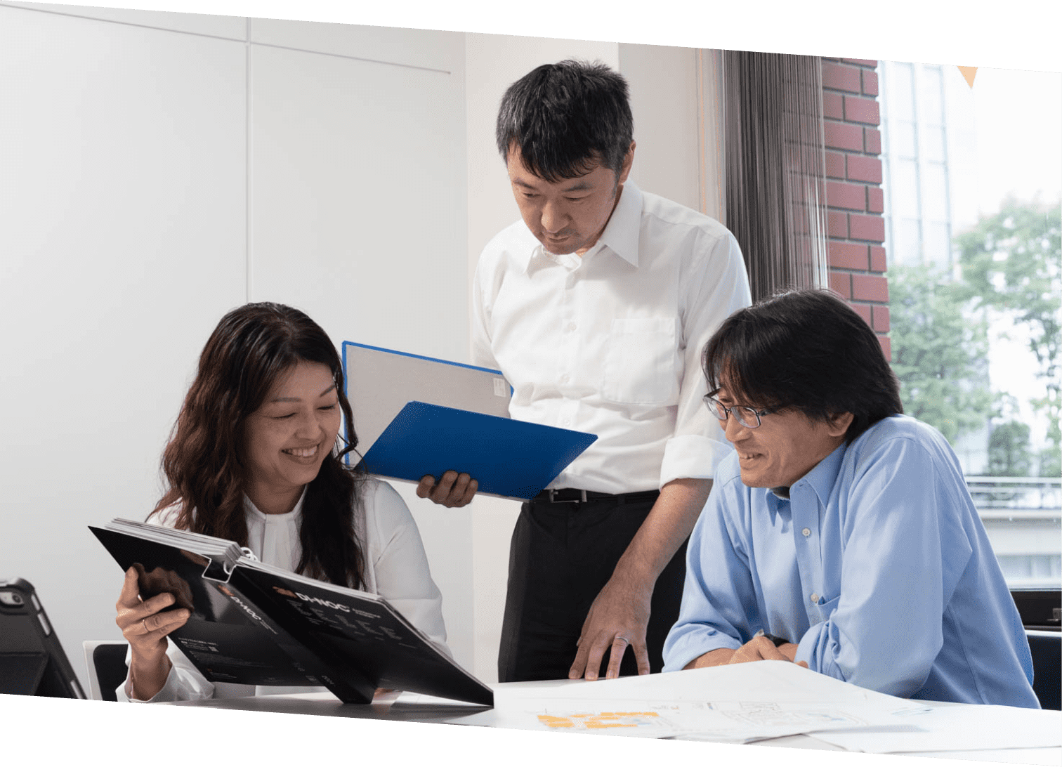 打ち合わせしている社員