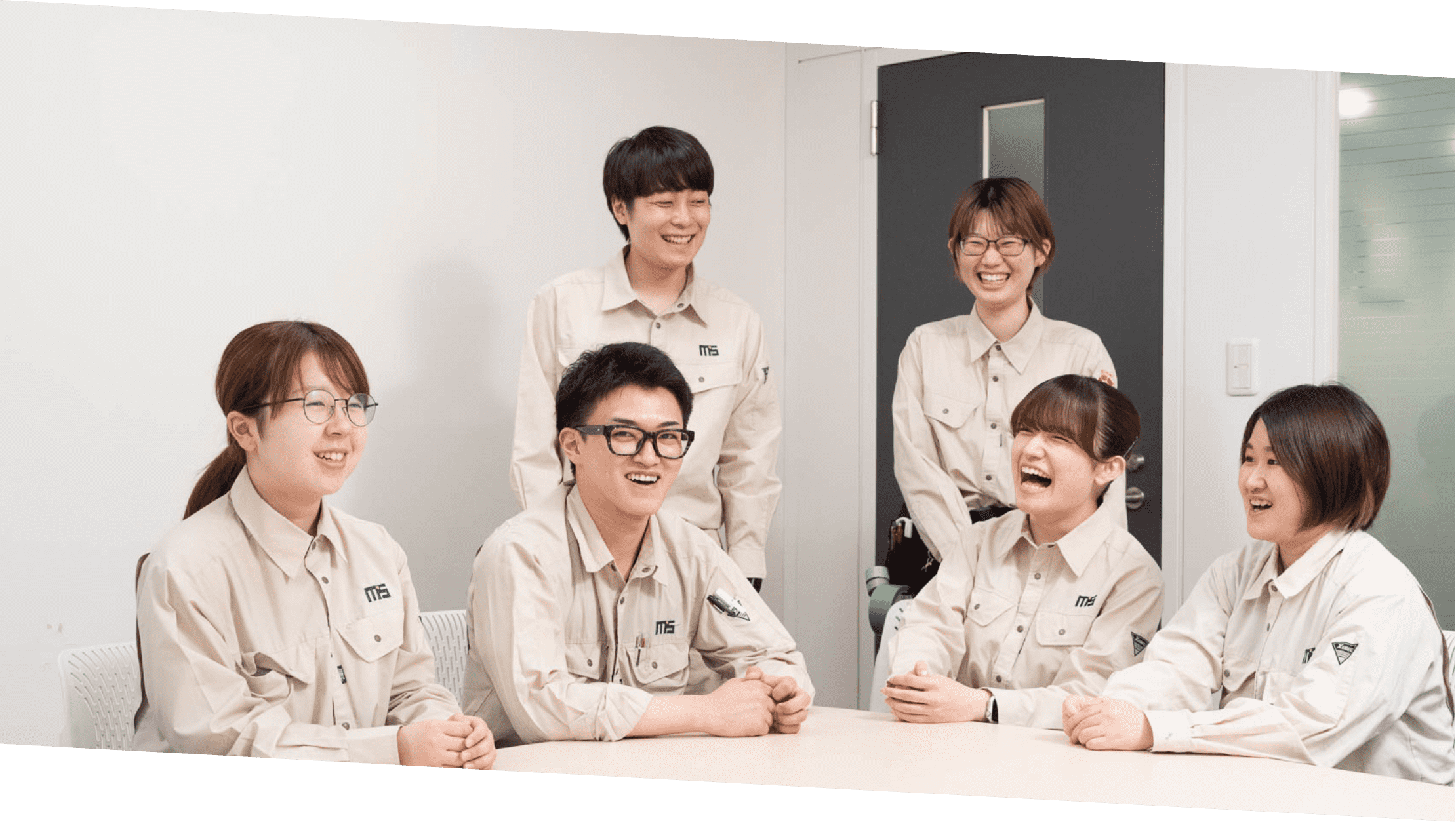談笑する社員